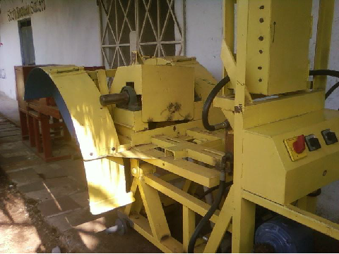 Picture of the vertical coral cutting machine